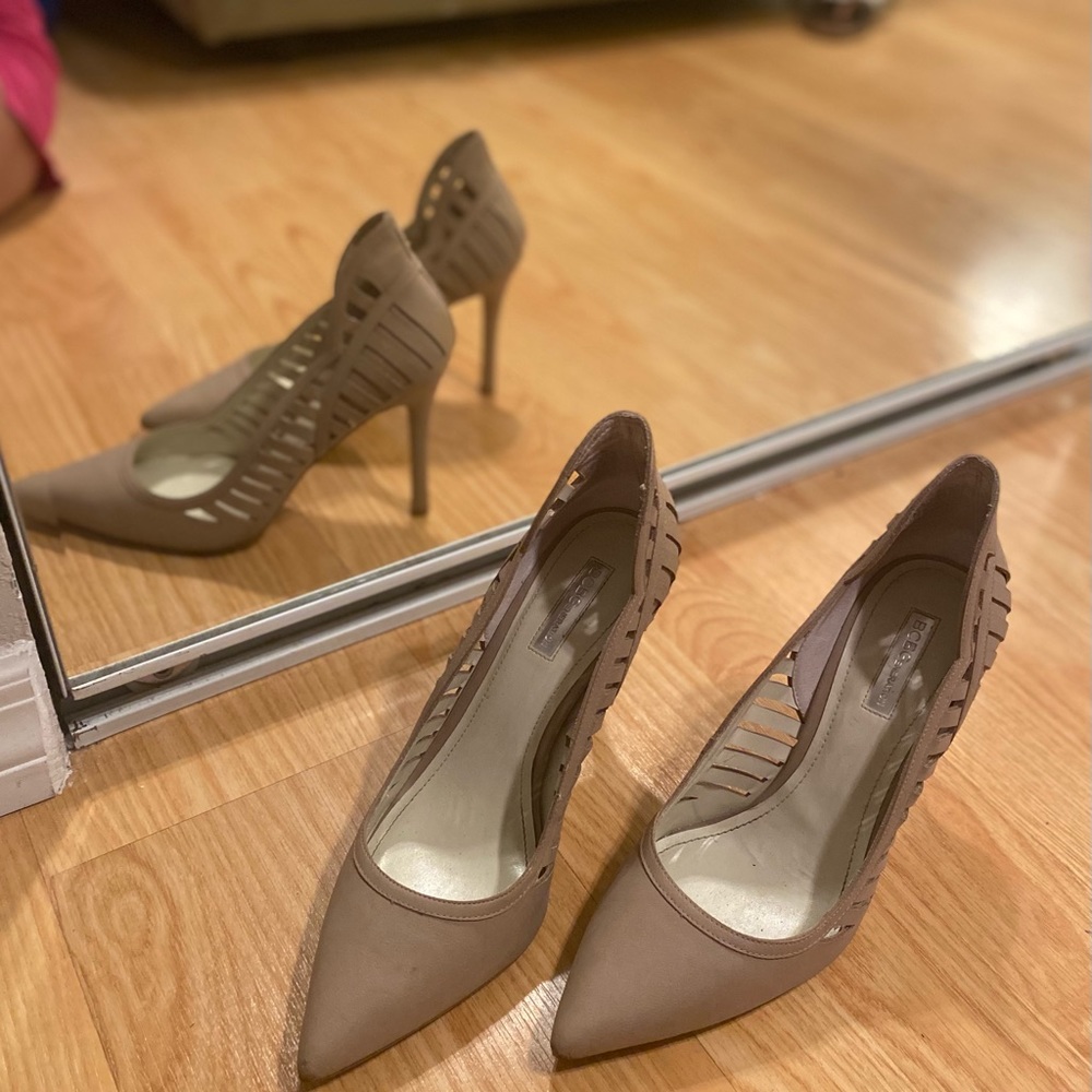 BCBGeneration beige suede pump with side lattice detail! Size 10